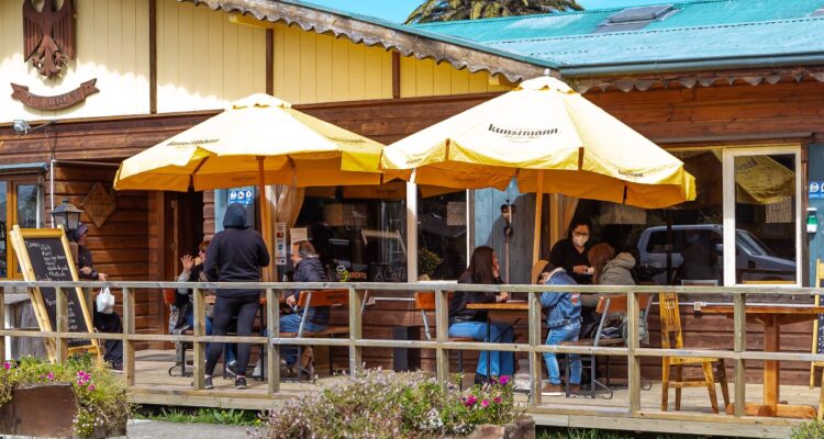 Actividad económica creció moderadamente en abril de la mano del comercio y los servicios