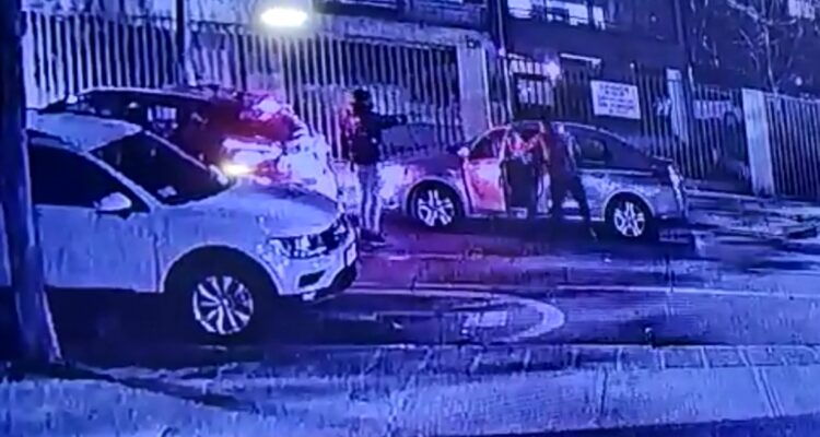 Conductor de aplicación y su pasajero sufren encerrona en Las Condes