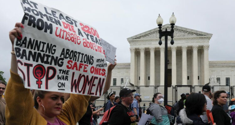 Corte Suprema de EEUU deroga protección y el derecho al aborto