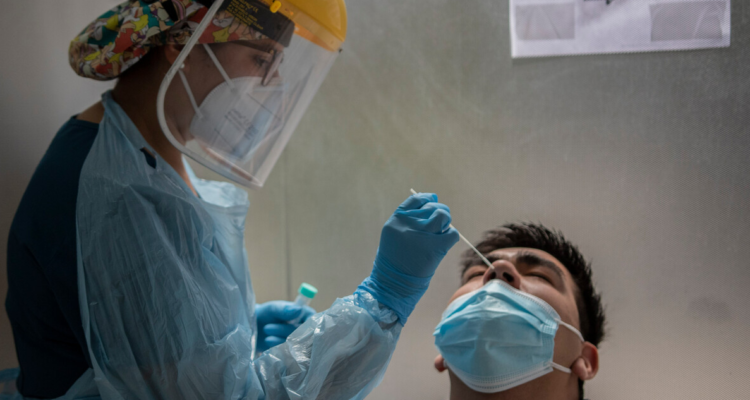 Covid-19: reportan 7.806 nuevos contagios y un descenso en pacientes en camas UCI