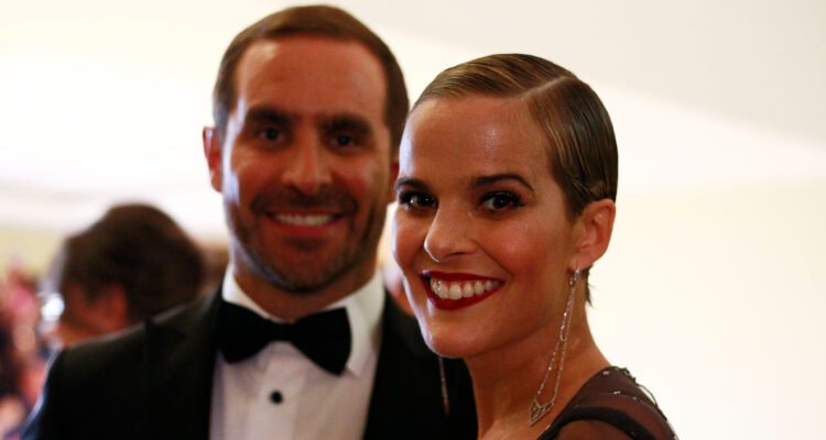 Cristián arriagada sonríe con Javiera Suárez a su lado.