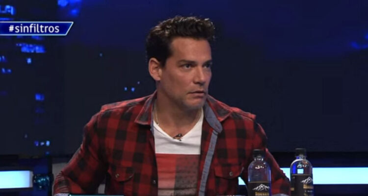 El actor Cristián de la Fuente hablando en el programa Sin Filtros. Está tenso y serio debido a su historia con La Red.