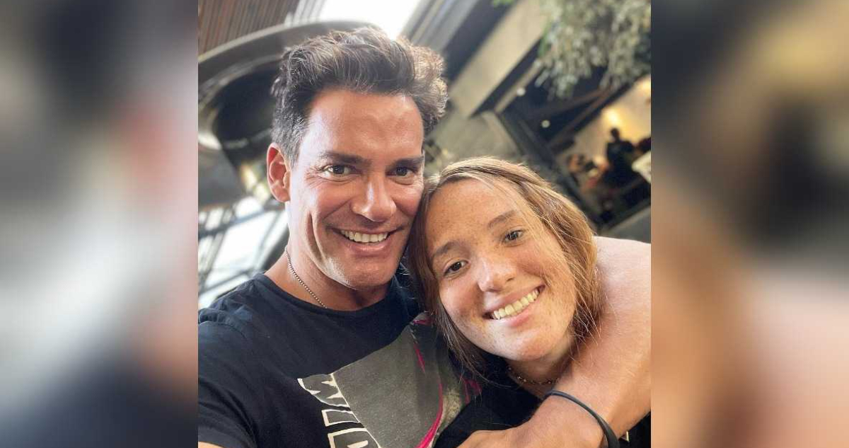 Cristián de la Fuente sonríe a la cámara y abraza a su hija Laura, también sonriente.