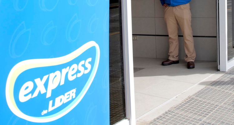 Delincuentes intentan atropellar a dos personas tras robo frustrado a supermercado de Puerto Montt.