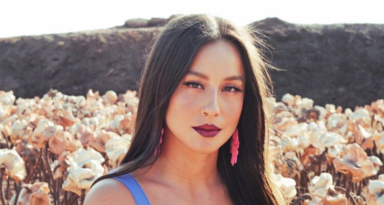 La cantante denise Rosenthal posa para la cámara con una leve sonrisa.