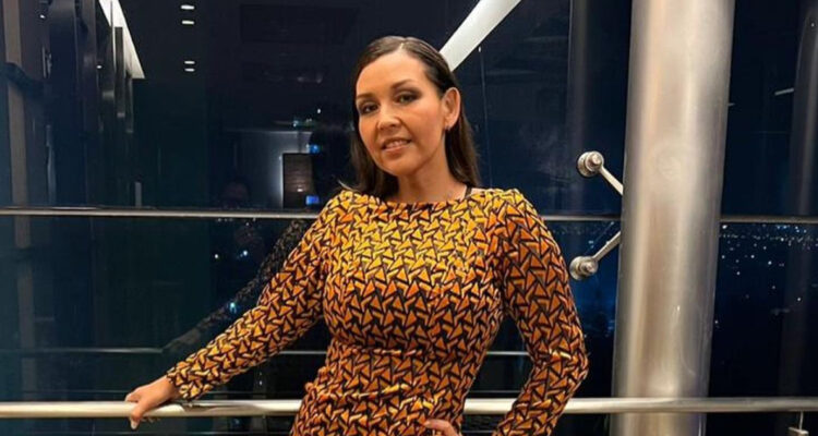 Denisse Malebrán posando con una leve sonrisa. La cantante pudo formar parte de The Voice.