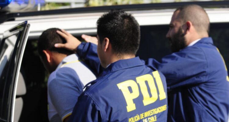 Hombre siendo detenido por la PDI