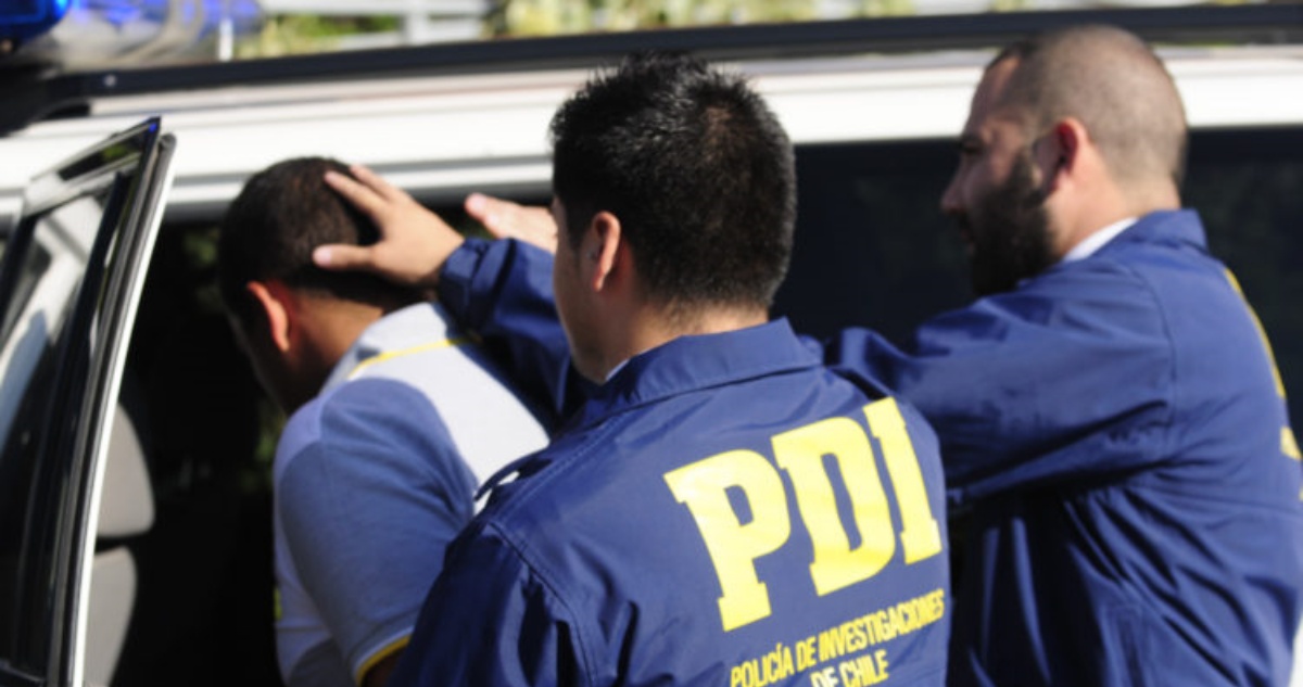 Hombre siendo detenido por la PDI