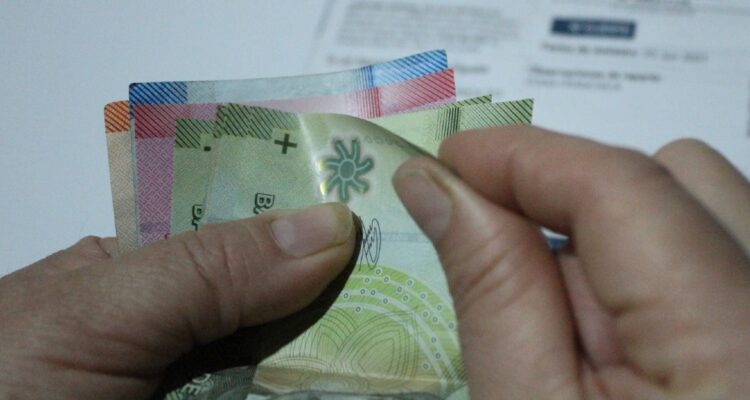 La inflación sigue lastrando el poder adquisitivo de los chilenos: Sueldos otra vez valen menos