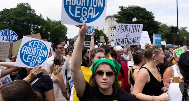 Disney, Netflix y Meta cubrirán costos de empleados de EEUU que deban viajar para acceder al aborto