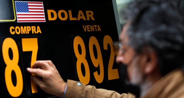 Dólar se encamina a los $900 y el cobre está en sus niveles más bajos de los últimos 16 meses