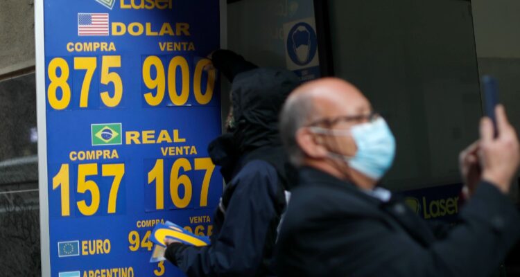 Dólar continúa sobre los $900 y con tendencia al alza ante el cobre que no repunta