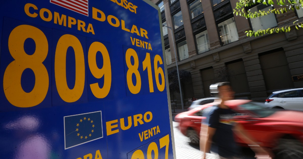 Dólar cae de los $810 ante mejores noticias desde China