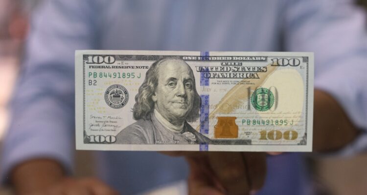 El dólar traspasa todos los límites y queda a un paso de los $920 durante la sesión