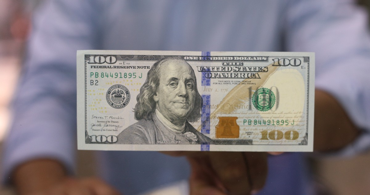 El dólar traspasa todos los límites y queda a un paso de los $920 durante la sesión
