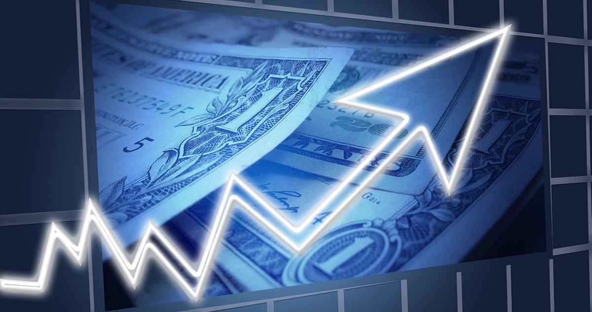 El dólar vuelve a avanzar sobre los $820 y mercado local espera noticias del INE y Banco Central