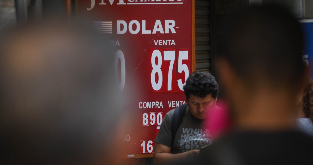 Dólar traspasa los $860 azuzado por la inflación en EEUU y nuevas alertas covid en China