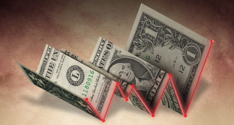 Dólar ya mira los $890 y cobre se ve afectado por miedo a recesión en medio de paros en Codelco