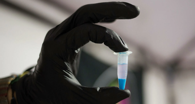 Un miembro de una ONG analiza una muestra de cocaína en una fiesta.