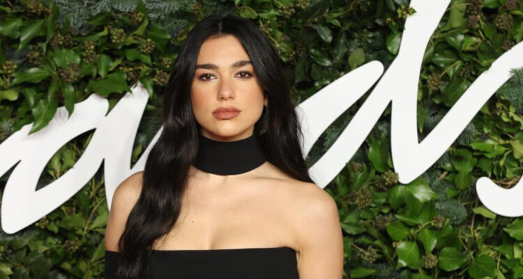 Dua Lipa presenta a su mamá