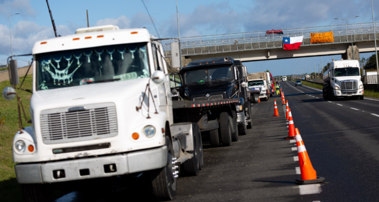 “Esto está golpeando al país” dueños de camiones por falta de conductores: piden ayuda al Gobierno