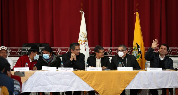 Representantes del gobierno y de los indígenas en la mesa de negociación.