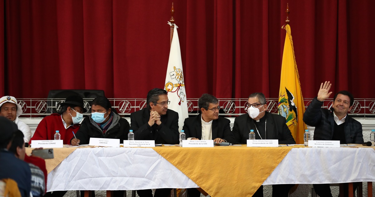 Representantes del gobierno y de los indígenas en la mesa de negociación.