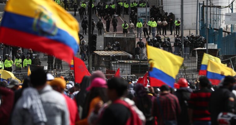 Lasso anuncia baja en precio de combustibles en Ecuador e indígenas lo consideran insuficiente