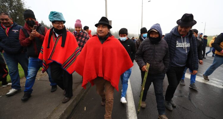 El presidente de la Confederación de Nacionalidades Indígenas del Ecuador (Conaie), Leonidas Iza, llega al sector de Chasqui, donde indígenas cerraron desde tempranas horas de la mañana la carretera principal de ingreso a Quito en el marco de una jornada nacional de movilización en la provincia de Cotopaxi (Ecuador).