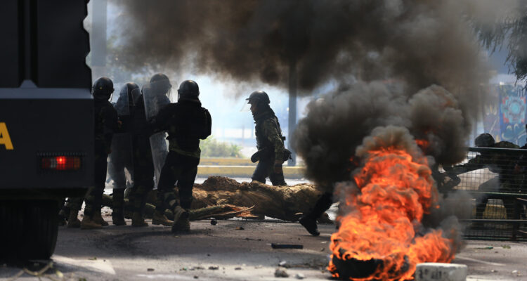 Policías antidisturbios durante protestas en Ecuador.