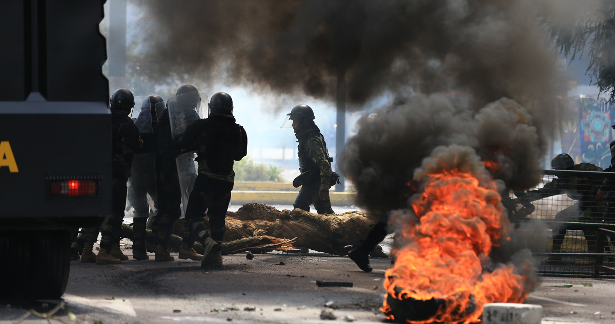 Policías antidisturbios durante protestas en Ecuador.