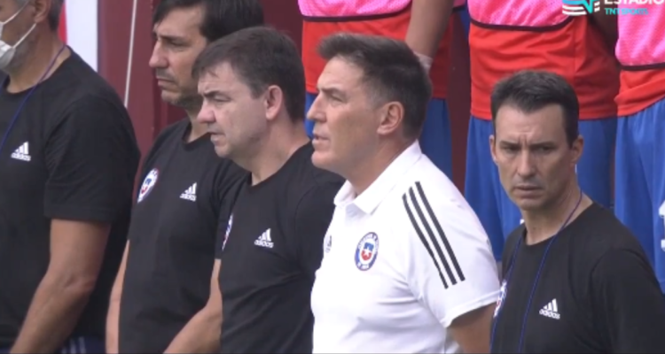 Eduardo Berizzo cantando el himno chileno.