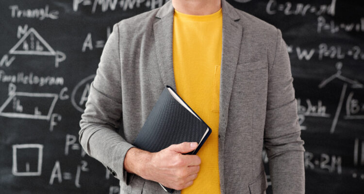 Profesor frente a una pizarra