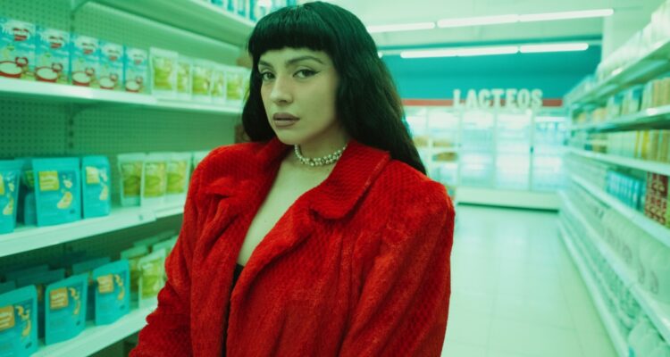 el-intenso-clip-mon-laferte-supermercado-me-enoje-mi-pareja-escribi-cancion-ahi