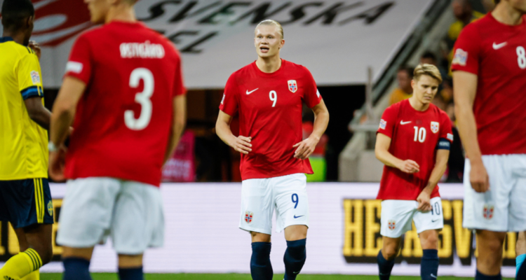 Erling Haaland jugando ante Suecia.