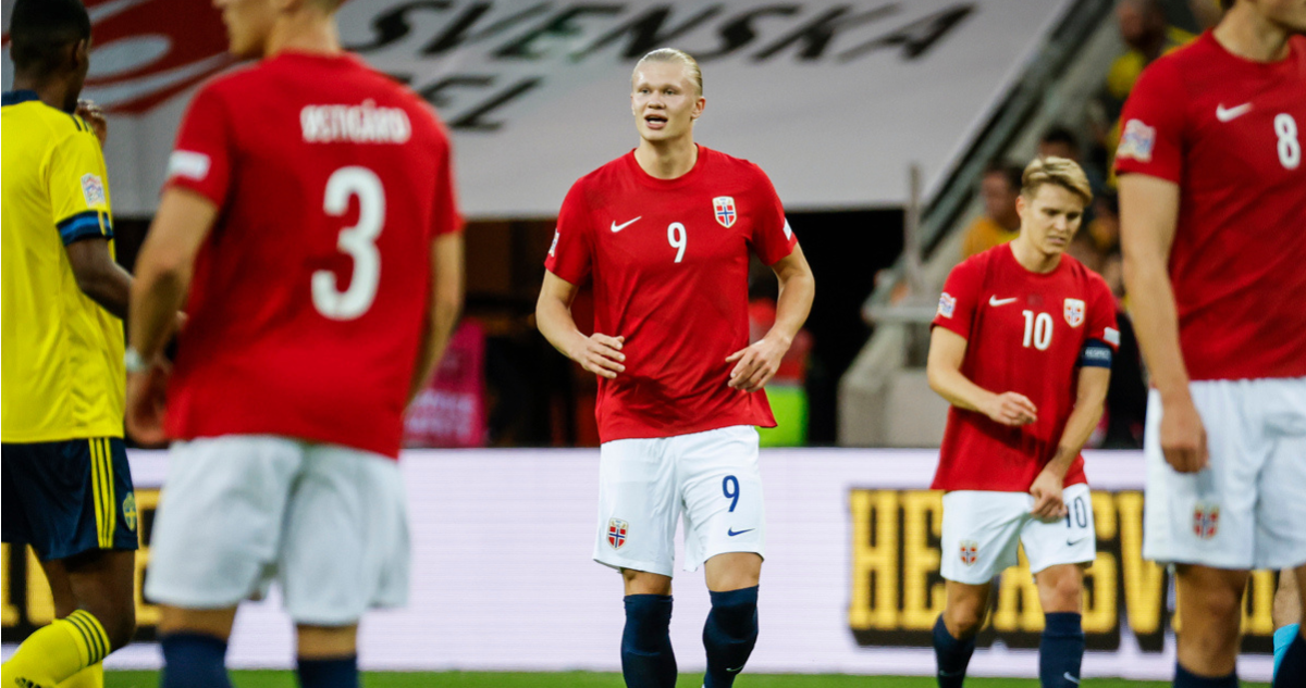 Erling Haaland jugando ante Suecia.