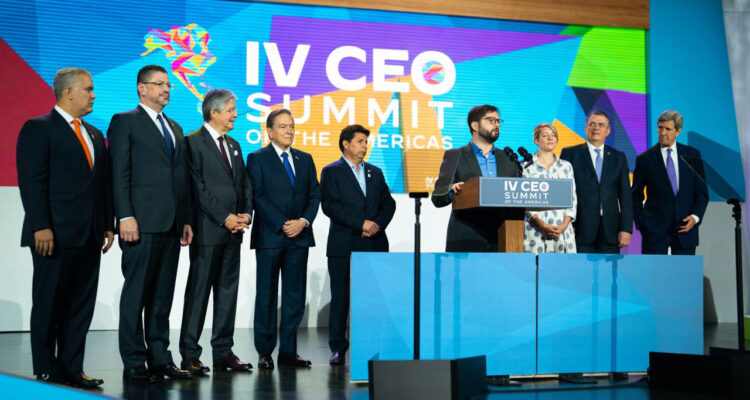 Gabriel Boric en firma de coalición América por los Océanos