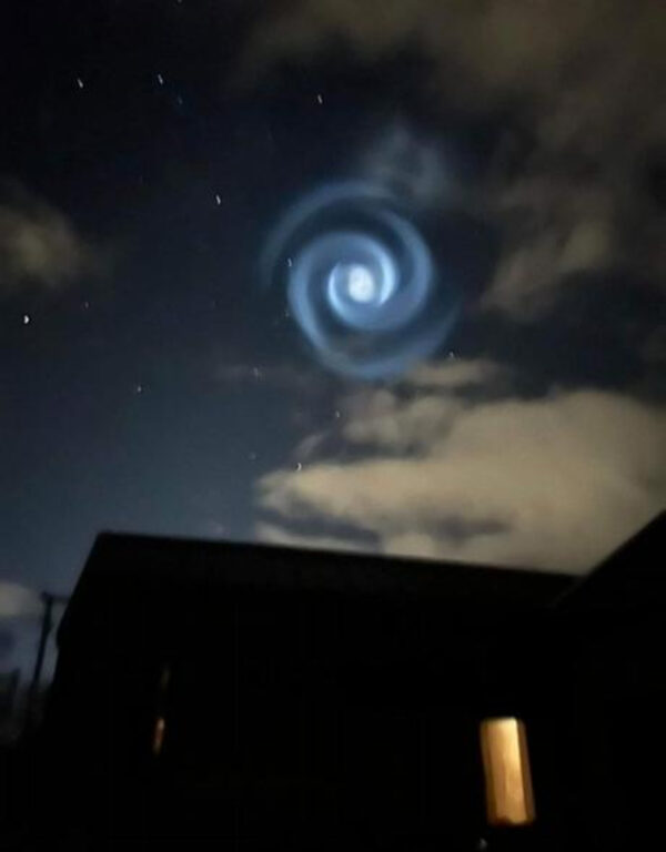 Captan espiral de luz azul que se mueve en cielos de Nueva Zelanda