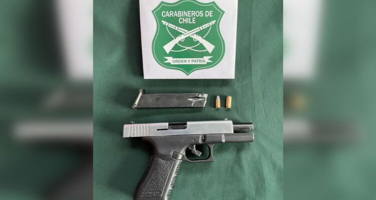 estudiante arma a fogueo