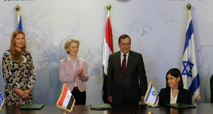 Los representantes de la Unión Europea, Israel y Egipto firmando el convenio.