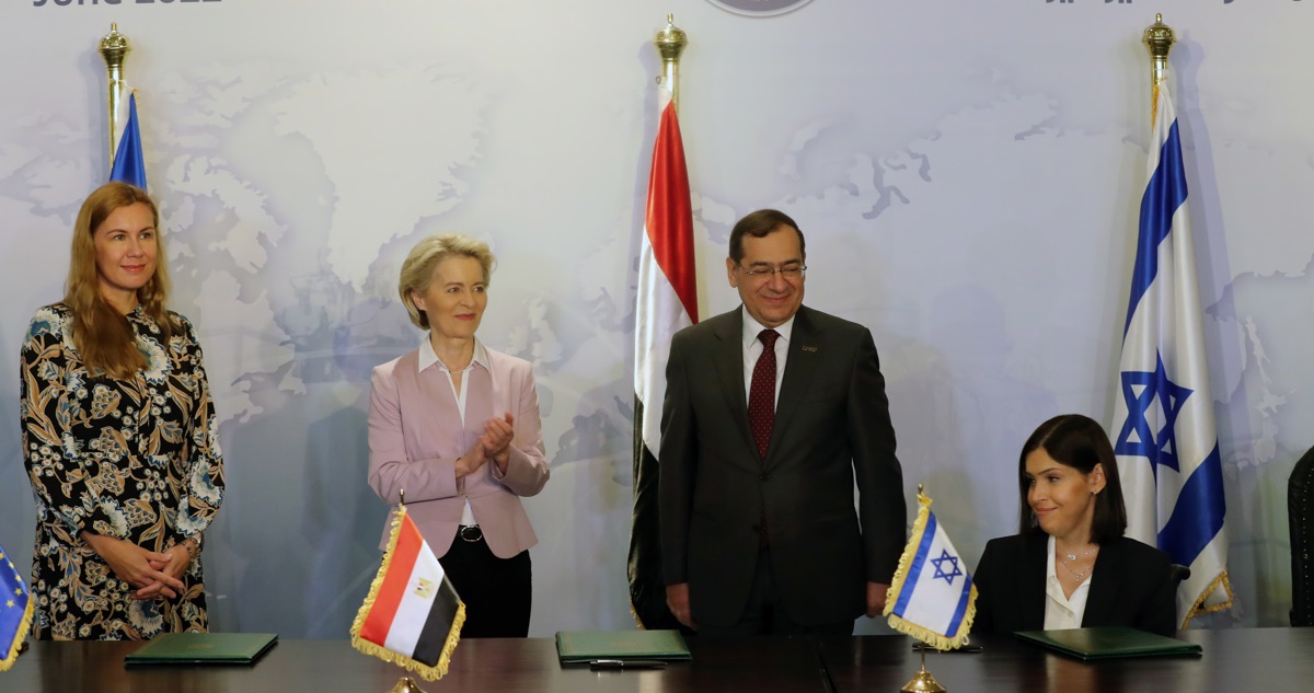 Los representantes de la Unión Europea, Israel y Egipto firmando el convenio.