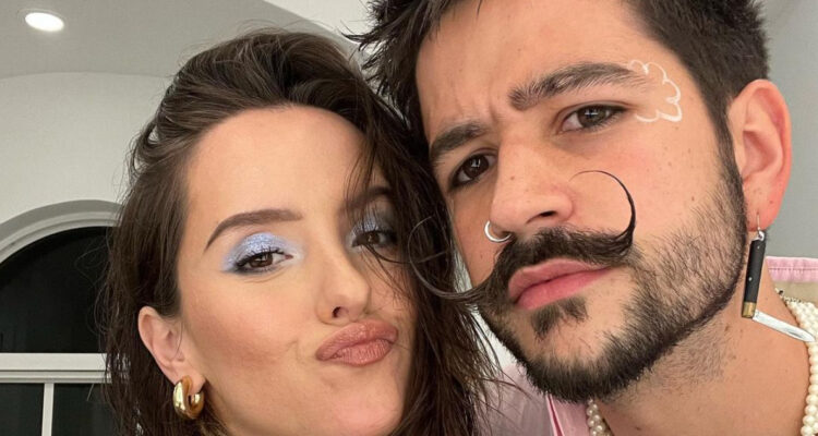 Evaluna abrazada a Camilo juntando sus labios, como su lanzaran besos.