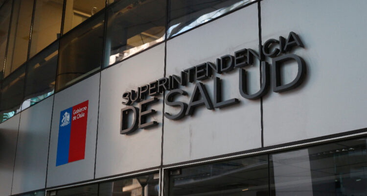 Ex Super. de Salud dice que será la Corte Suprema quien mejor resuelva caso por alzas de Isapres