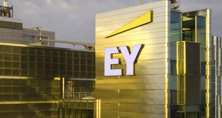 EY es multada con cifra histórica: cientos de trabajadores hicieron trampa en sus exámenes