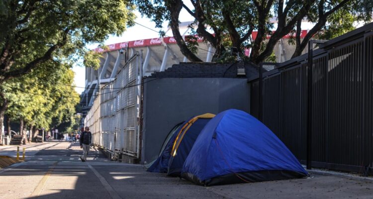 Fans de Harry Styles acampan afuera de estadio argentino a 5 meses de sus conciertos en el país