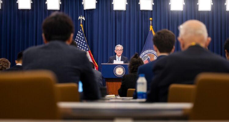 La Fed aplica la mayor alza de tasas en casi 30 años ante la inflación desbocada en Estados Unidos