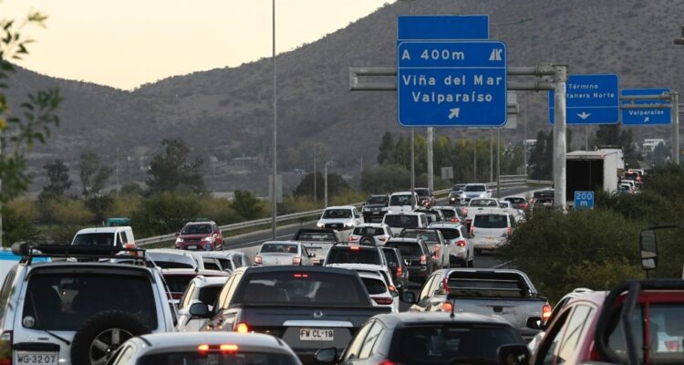 351 mil vehículos se espera que dejen la RM en el último fin de semana largo del mes