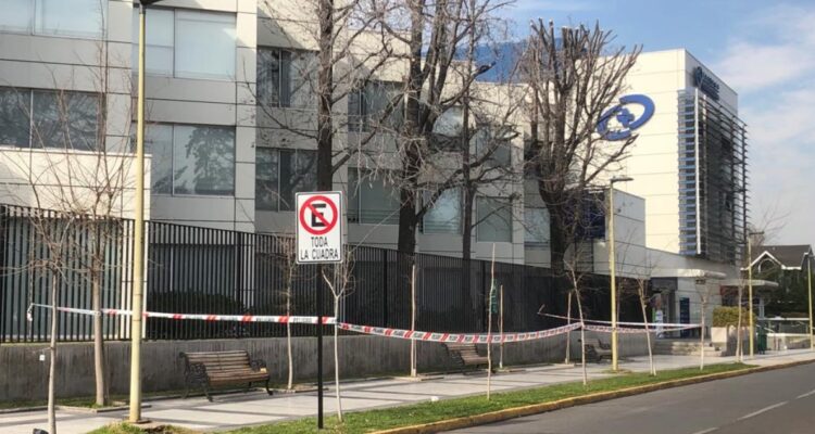 Fuera de riesgo vital se encuentra enfermera apuñalada cuando salía de su turno en Las Condes