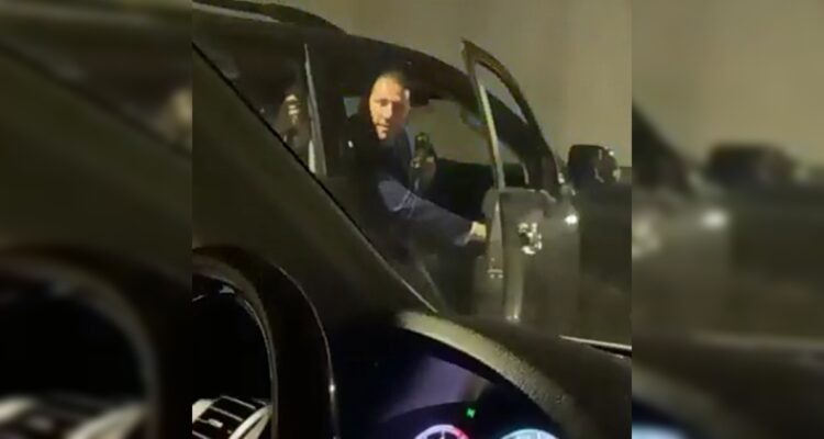Graban a funcionario PDI apuntando con una subametralladora a una conductora en la Costanera Norte