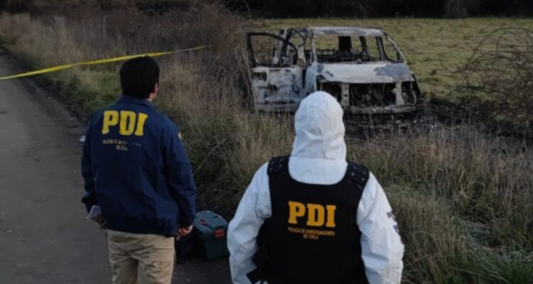 Furgón quemado durante ataque incendiario en Río Bueno